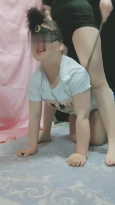 【胭脂S】脚底踩踏食物喂母狗 bf6150