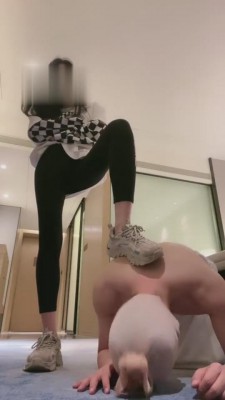 【弯弯小阿姨】小白鞋船袜虐路边捡到的野狗 bf3915