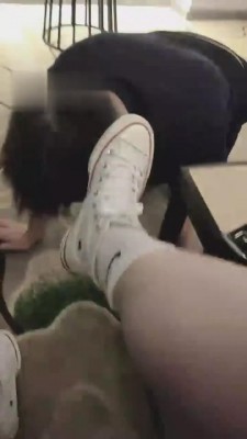 【是花花呀】御姐运动小白鞋棉袜羞辱狗 bf1015