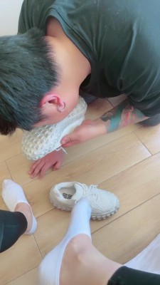 【娜美】小白鞋船袜羞辱脚下狗吃烟灰 bf13311