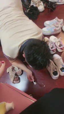 【桃幼幼】裸足臭脚踩地毯 bf24516