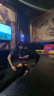 【文文】精神小妹KTV全体重踩踏-喂口水-耳光 bf26792