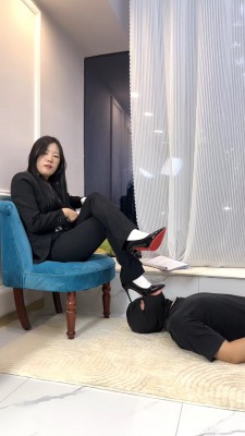 【羊羊】剧情-老师与学生-高跟白袜-骑马爬行/踩踏/闻舔原味 bf29292