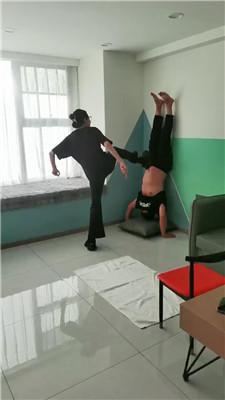 【皮皮】倒立暴力踢踹踩踏【双视角版】 bf43571