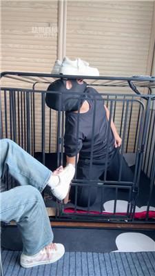 【77夫妻】狗笼囚禁-粉鞋白袜清理舔 JS251010-2